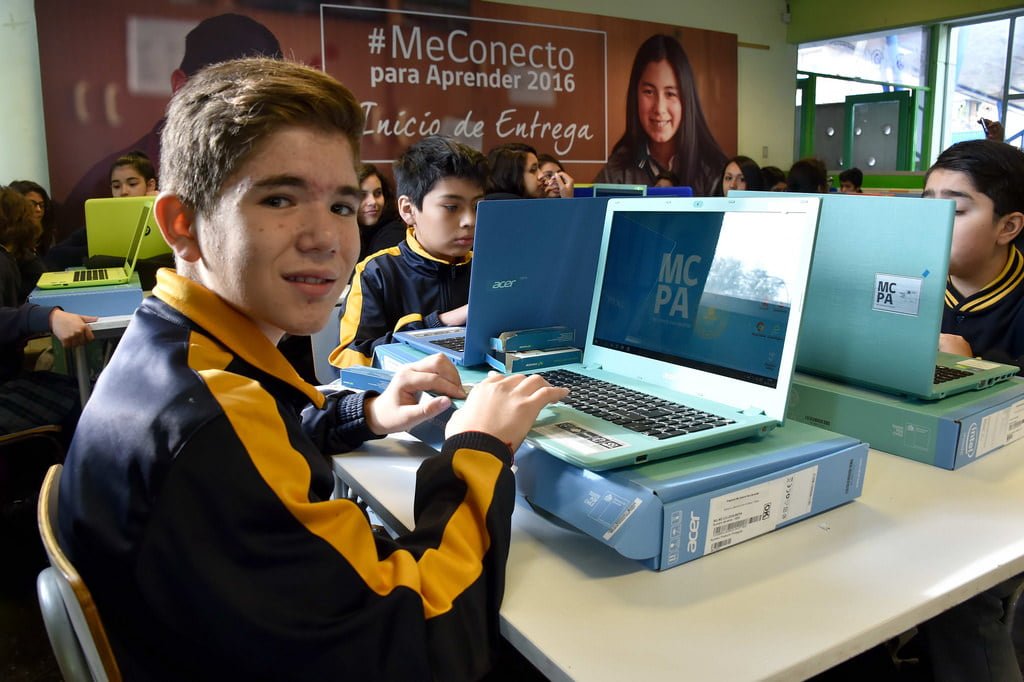Programa “Me Conecto” regala a estudiantes un computador portátil