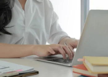 Programa Emprendimiento Mujer: Revisa cómo postular a los cursos