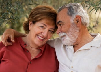 Más de 550 mil pensionados tienen dinero sin cobrar en la AFC: saldo promedio bordea los $300 mil