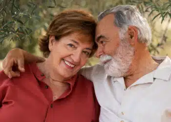 Más de 550 mil pensionados tienen dinero sin cobrar en la AFC: saldo promedio bordea los $300 mil