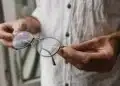 Fonasa permite solicitar reembolso por la compra de lentes y audífonos: revisa los requisitos