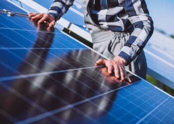 Curso gratuito enseña a instalar paneles solares en casa: revisa cómo inscribirte antes que venza el plazo