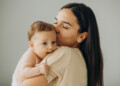 El escudo social de la maternidad: Una guía exhaustiva sobre las políticas públicas, subsidios y redes de apoyo a la familia en Chile