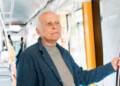 Adultos mayores pagan hasta 50% menos en transporte público: revisa cómo acceder al beneficio