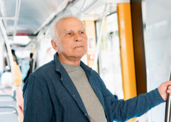 Adultos mayores pagan hasta 50% menos en transporte público: revisa cómo acceder al beneficio