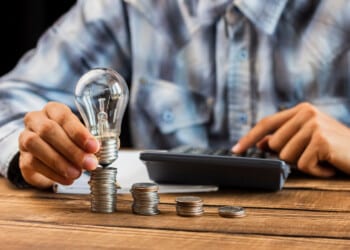Cuentas de la luz bajarían en 13 regiones desde 2027: revisa cuánto disminuirían en tu zona