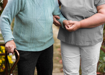 Pago a cuidadores entrega hasta $32.991 mensuales: revisa quiénes pueden recibirlo y cómo acceder